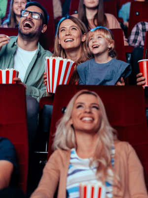 Diversas estreias chegam aos cinemas nesta quinta-feira, com opções para públicos bem diferentes (Imagem: bbernard | Shutterstock)